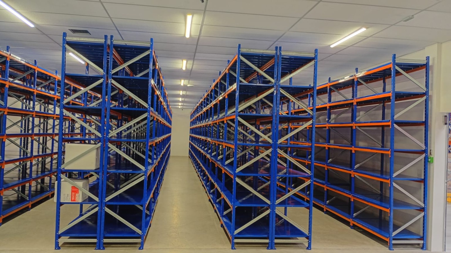 Racks metálicos com vários níveis de armazenagem